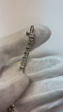 Video laden en afspelen in Gallery-weergave, Prong Gezet labgekweekt Diamanten Tennisarmband 13 Karaat Prinsesslijpsel Witgoud
