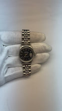 Video laden en afspelen in Gallery-weergave, Rolex Datejust 26 mm Zwarte Wijzerplaat Roestvrijstalen Dameshorloge
