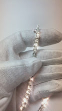 Video laden en afspelen in Gallery-weergave, Prong Gezet labgekweekt Diamanten Tennisarmband 13 Karaat Prinsesslijpsel Witgoud
