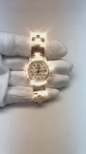 Video laden en afspelen in Gallery-weergave, Damesdatumhorloge met witte diamanten wijzerplaatring roestvrij staal Oester
