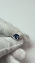 Video laden en afspelen in Gallery-weergave, Diamond Trillion V Prong Blue Sapphire Ring 2 karaats gedraaide stijl
