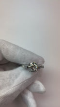 Video laden en afspelen in Gallery-weergave, 3.60 Karaat Kussen Midden Uit de Aarde Gewonnen Diamant Drie Steen Jubileumring
