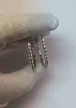 Video laden en afspelen in Gallery-weergave, 5.00 karaat ronde geslepen diamanten Lady Hoop Earrings 14K White Gold
