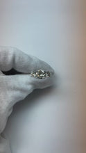 Video laden en afspelen in Gallery-weergave, Echte Ronde uit de aarde gewonnen Natuurlijke Diamanten Drie Stenen Ring
