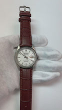 Video laden en afspelen in Gallery-weergave, Gecanneleerd rand Rolex roestvrij staal herenhorloge datum gewoon bruin lederen band snel ingesteld
