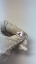 Video laden en afspelen in Gallery-weergave, Diamond Trillion V Prong Blue Sapphire Ring 2 karaats gedraaide stijl

