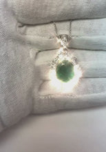 Video laden en afspelen in Gallery-weergave, Smaragd met diamanten edelsteen hanger ketting 7.85 karaat WG 14K
