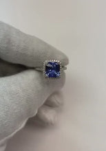 Video laden en afspelen in Gallery-weergave, Dames Halo Diamanten Sieraden Ceylon Sapphire Prong Set Goud 5 Karaat

