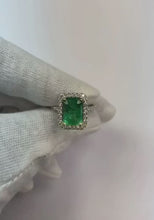 Video laden en afspelen in Gallery-weergave, Halo Diamond Colombiaanse Emerald groene smaragd verlovingsring 3,55 karaat witgoud
