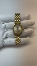 Video laden en afspelen in Gallery-weergave, Rolex Oyster Perpetual Zilveren Stick Wijzerplaat 24 mm Geel Goud Dameshorloge
