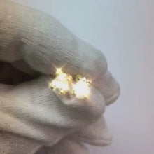 Video laden en afspelen in Gallery-weergave, Ovale diamanten studs 2 karaat geel goud
