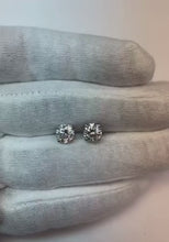 Video laden en afspelen in Gallery-weergave, 2,51 ct. F Vvs1 Ronde Diamanten Oorknopjes Platina
