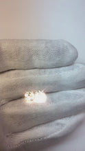 Video laden en afspelen in Gallery-weergave, Witgouden Oorbellen Van 2,20 Ct Met Echt Diamanten
