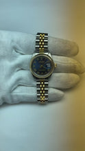 Video laden en afspelen in Gallery-weergave, Datejust dameshorloge met tweekleurige gecanneleerde bezel en blauwe Romeinse wijzerplaat Rolex
