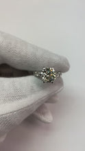 Video laden en afspelen in Gallery-weergave, Natuurlijke uit de aarde gewonnen diamanten ring met eeuwigheidsstijl band
