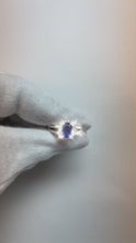 Video laden en afspelen in Gallery-weergave, smaragd geslepen blauwe saffier halo ring met diamant 4,25 karaat
