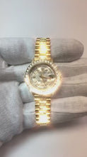 Video laden en afspelen in Gallery-weergave,  Datejust Rolex Iced Out Diamond dameshorloge geelgouden armband

