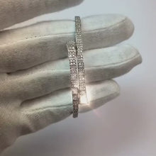 Video laden en afspelen in Gallery-weergave, 3 karaat mooie ronde diamanten armband wit goud
