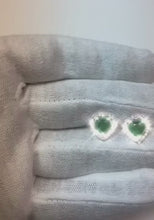 Video laden en afspelen in Gallery-weergave, 3,80 karaat hartgeslepen groene smaragd met ronde diamanten oorknopjes
