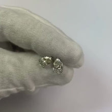 Video laden en afspelen in Gallery-weergave, 2,50 karaat peer geslepen sprankelende diamanten stud oorbel wit goud 14K
