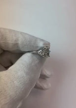 Video laden en afspelen in Gallery-weergave, 4,5 karaat ovaal geslepen diamanten verlovingsring met drie stenen witgoud
