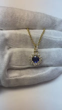 Video laden en afspelen in Gallery-weergave, 2 karaat ronde blauwe saffier &amp; diamanten hanger ketting 14K goud
