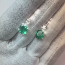 Video laden en afspelen in Gallery-weergave, 6,80 ct groene smaragd met diamanten bungelende oorbellen 14K witgoud
