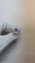 Video laden en afspelen in Gallery-weergave, 1,80 ct kussen gesneden Sri Lanka saffier edelsteen ring diamanten sieraden
