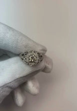 Video laden en afspelen in Gallery-weergave, Ronde Diamanten verlovingsjubileum 1,10 karaat fancy ring WG 14K
