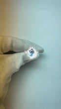 Video laden en afspelen in Gallery-weergave, Sri Lanka blauwe saffier Halo diamanten ring 4,50 karaat witgoud 14K
