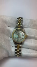 Video laden en afspelen in Gallery-weergave, diamant wijzerplaat en gekartelde lunette Rolex
