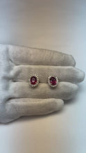 Video laden en afspelen in Gallery-weergave, Prong Set Robijn en diamanten 8.50 Ct oorknopjes 14K witgoud
