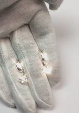 Video laden en afspelen in Gallery-weergave, Zes-tandenzetting rond geslepen 2 karaat diamanten druppeloorbel wit goud

