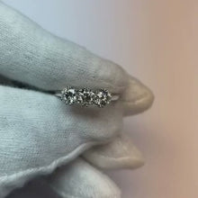 Video laden en afspelen in Gallery-weergave, Drie-stenen diamanten ring 1,50 karaat oude mijnwerker geslepen sieraden nieuw
