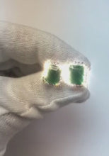 Video laden en afspelen in Gallery-weergave, Prong Set Stralende Groene Smaragd Halo Diamanten Pave 4,70 Ct. Studs
