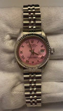 Video laden en afspelen in Gallery-weergave, Echte Rolex Datumjust-horloge met roze Romeinse wijzerplaat, roestvrijstalen jubileumarmband
