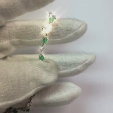 Video laden en afspelen in Gallery-weergave, Diamanten groene smaragd tennisarmband 6,05 karaat witgoud 14K

