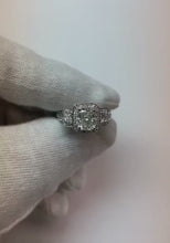 Video laden en afspelen in Gallery-weergave, Vintage geïnspireerde 3.50 karaat kussen diamanten jubileum ring
