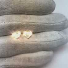 Video laden en afspelen in Gallery-weergave, 2 karaat hartvorm sprankelende diamanten oorknopjes wit goud
