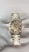 Video laden en afspelen in Gallery-weergave, Rolex Iced Out Diamant 12 Karaat 36mm Romeinse Wijzerplaat Roestvrij Staal Horloge
