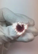 Video laden en afspelen in Gallery-weergave, 10.75 karaat hartvormige rode Aaa robijn met diamanten ring
