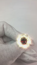 Video laden en afspelen in Gallery-weergave, 7.25 Ct Prong Set ovaal geslepen granaat en diamanten verlovingsring
