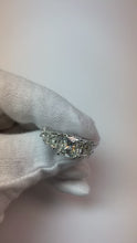 Video laden en afspelen in Gallery-weergave, Echte 7 Karaat Kussen uit de a aarde gewonnen Diamanten Gouden Verlovingsring met Accenten
