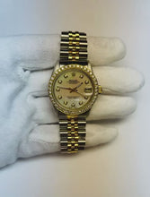 Video laden en afspelen in Gallery-weergave, Rolex Datejust 31 mm Tweekleurig Horloge met Witte Parelmoer Diamanten Wijzerplaat
