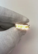 Video laden en afspelen in Gallery-weergave, Canarische gele diamant Smaragd geslepen &amp; ronde gouden band 3,25 karaat

