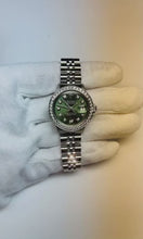 Video laden en afspelen in Gallery-weergave, Rolex Datejust 26 mm olijfgroene wijzerplaat van roestvrij staal
