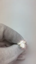 Video laden en afspelen in Gallery-weergave, Natuurlijke uit de aarde gewonnen diamanten ring met eeuwigheidsstijl band
