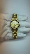 Video laden en afspelen in Gallery-weergave, Rolex Datejust presidentiële stijl 26 mm champagne wijzerplaat geelgoud dameshorloge

