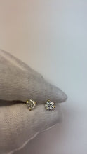 Video laden en afspelen in Gallery-weergave, Stud Earring Martini Set Ronde Diamant Wit Goud 14K

