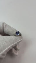 Video laden en afspelen in Gallery-weergave, Ceylon Sapphire Edelsteen Ring Trapezium Diamanten 4 Karaat Goud 3 Steen
